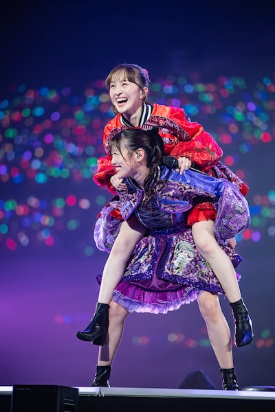 「バッタマン」で百田夏菜子（上）をおんぶする高城れに（下）。