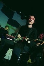 downyのサポートメンバー若命優仁（G）。（Photo by endo rika）