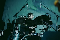 秋山隆彦（Dr / downy）（Photo by endo rika）