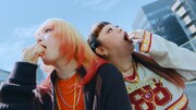 MAHINA（HANA）と渡辺直美が出演する「クランキー」新テレビCM「チョコサクサァァーク」編より。