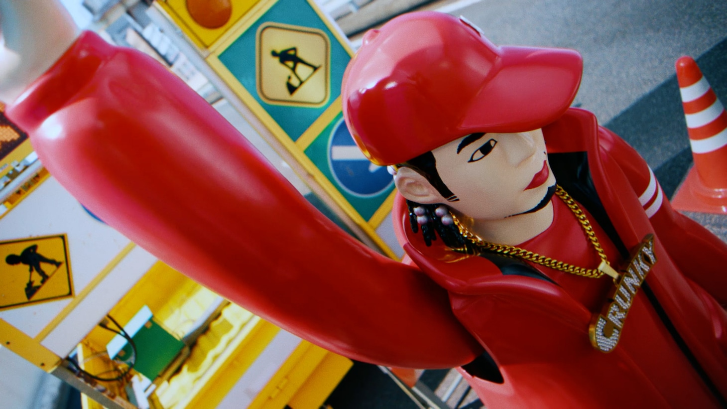 MAHINA（HANA）と渡辺直美が出演する「クランキー」新テレビCM「チョコサクサァァーク」編より、Diggy-MO'風のロボット。