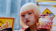 MAHINA（HANA）と渡辺直美が出演する「クランキー」新テレビCM「チョコサクサァァーク」編より。