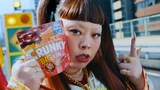 MAHINA（HANA）と渡辺直美が出演する「クランキー」新テレビCM「チョコサクサァァーク」編より。