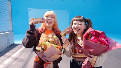 MAHINA（HANA）と渡辺直美が出演する「クランキー」新テレビCM「チョコサクサァァーク」編のメイキングカット。