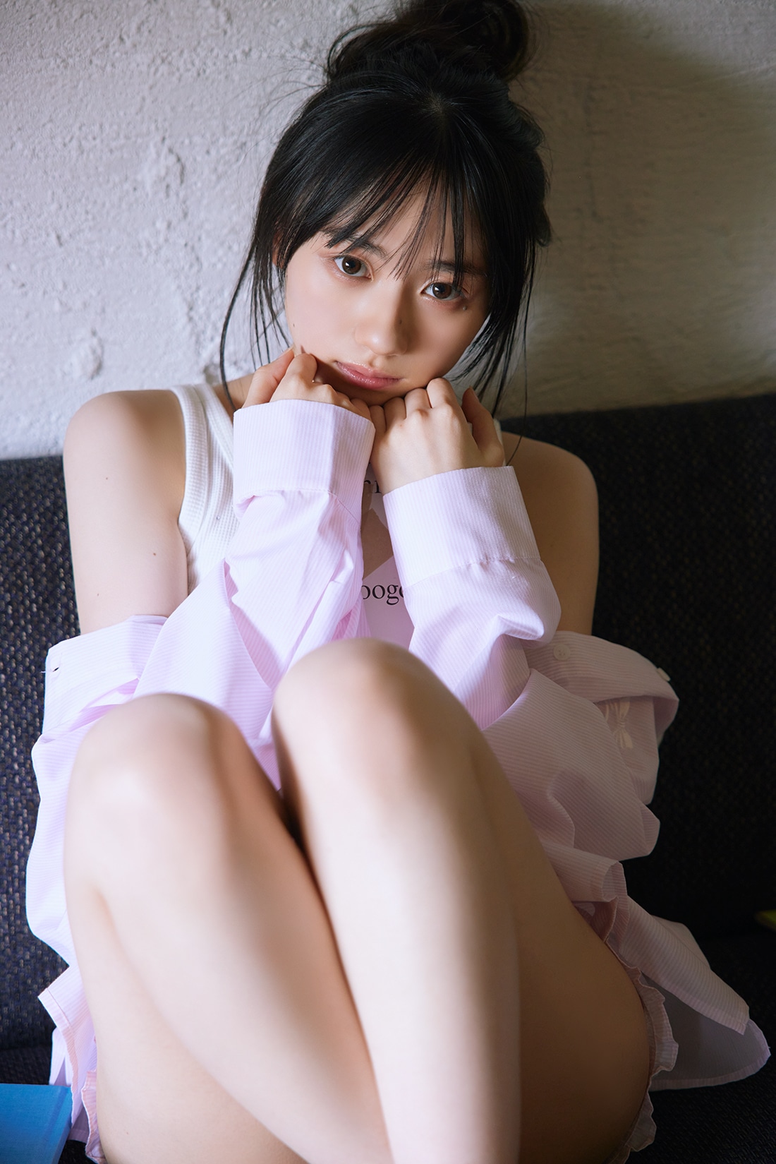 川﨑桜（乃木坂46）1stソロ写真集「エチュード」アザーカットミニブックの先行カット。（撮影：須江隆治）