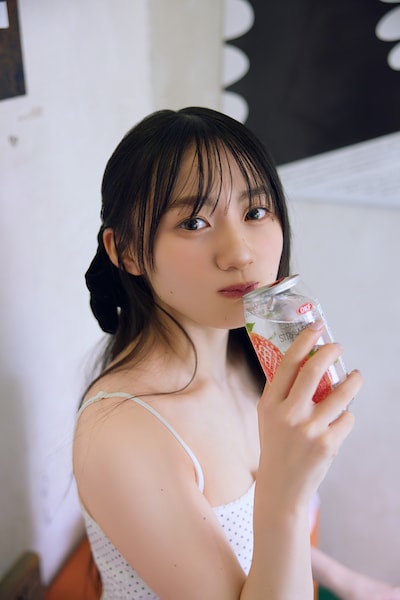 川﨑桜（乃木坂46）1stソロ写真集「エチュード」アザーカットミニブックの先行カット。（撮影：須江隆治）