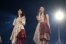 左から賀喜遥香、梅澤美波。 ©乃木坂46LLC