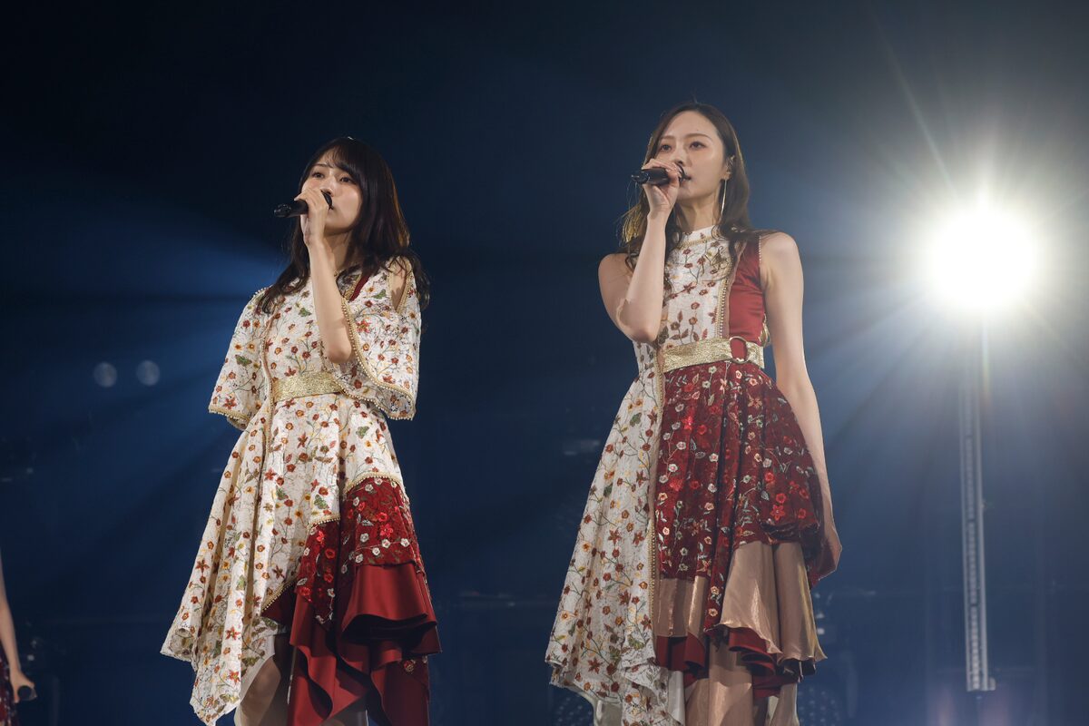 左から賀喜遥香、梅澤美波。 ©乃木坂46LLC [画像ギャラリー 12/13 