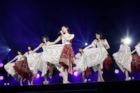 日本大学入学式に登場した乃木坂46。 ©乃木坂46LLC