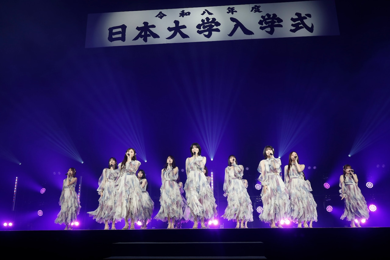 乃木坂46が日本大学の入学式にサプライズ登場、ヒット曲含むミニライブで新入生にエール