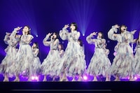 日本大学入学式に登場した乃木坂46。 ©乃木坂46LLC