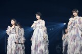 日本大学入学式に登場した乃木坂46。 ©乃木坂46LLC