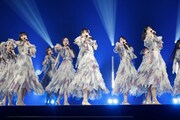 日本大学入学式に登場した乃木坂46。 ©乃木坂46LLC