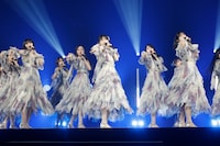 日本大学入学式に登場した乃木坂46。 ©乃木坂46LLC