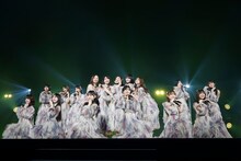 日本大学入学式に登場した乃木坂46。 ©乃木坂46LLC