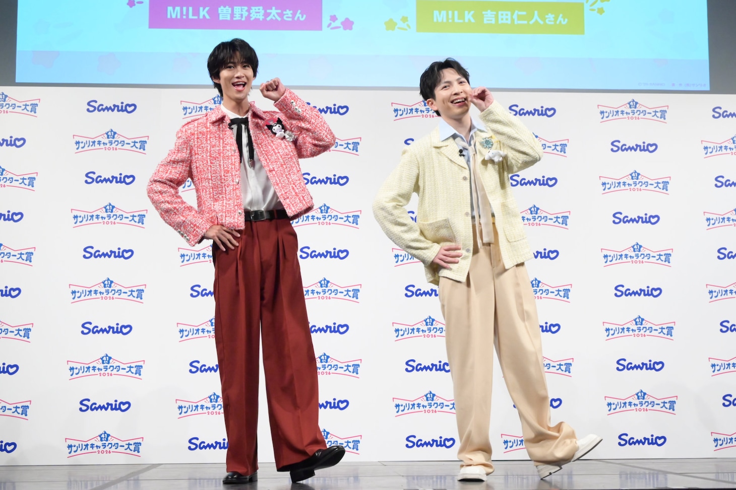 M!LKポーズで挨拶する曽野舜太と吉田仁人。