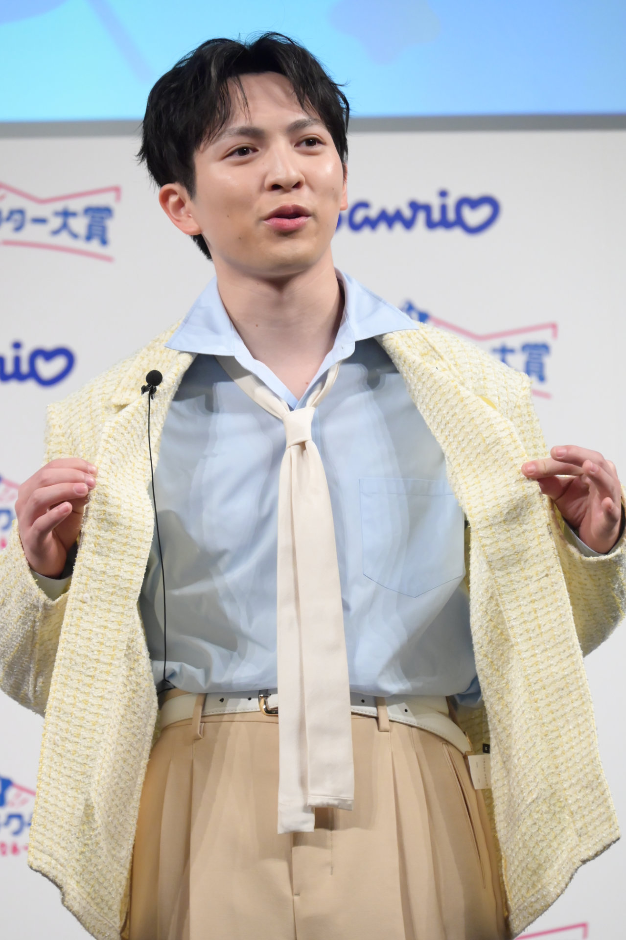 シナモロールカラーのコーディネートで登壇した吉田仁人（M!LK）。