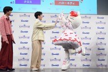 ハローキティとハイタッチする吉田仁人（M!LK）。