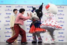 クロミとハイタッチする曽野舜太（M!LK）。