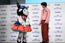 ハローキティに促されて曽野舜太（M!LK）の隣にやってきたクロミ。