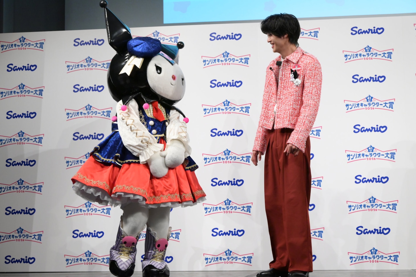 ハローキティに促されて曽野舜太（M!LK）の隣にやってきたクロミ。