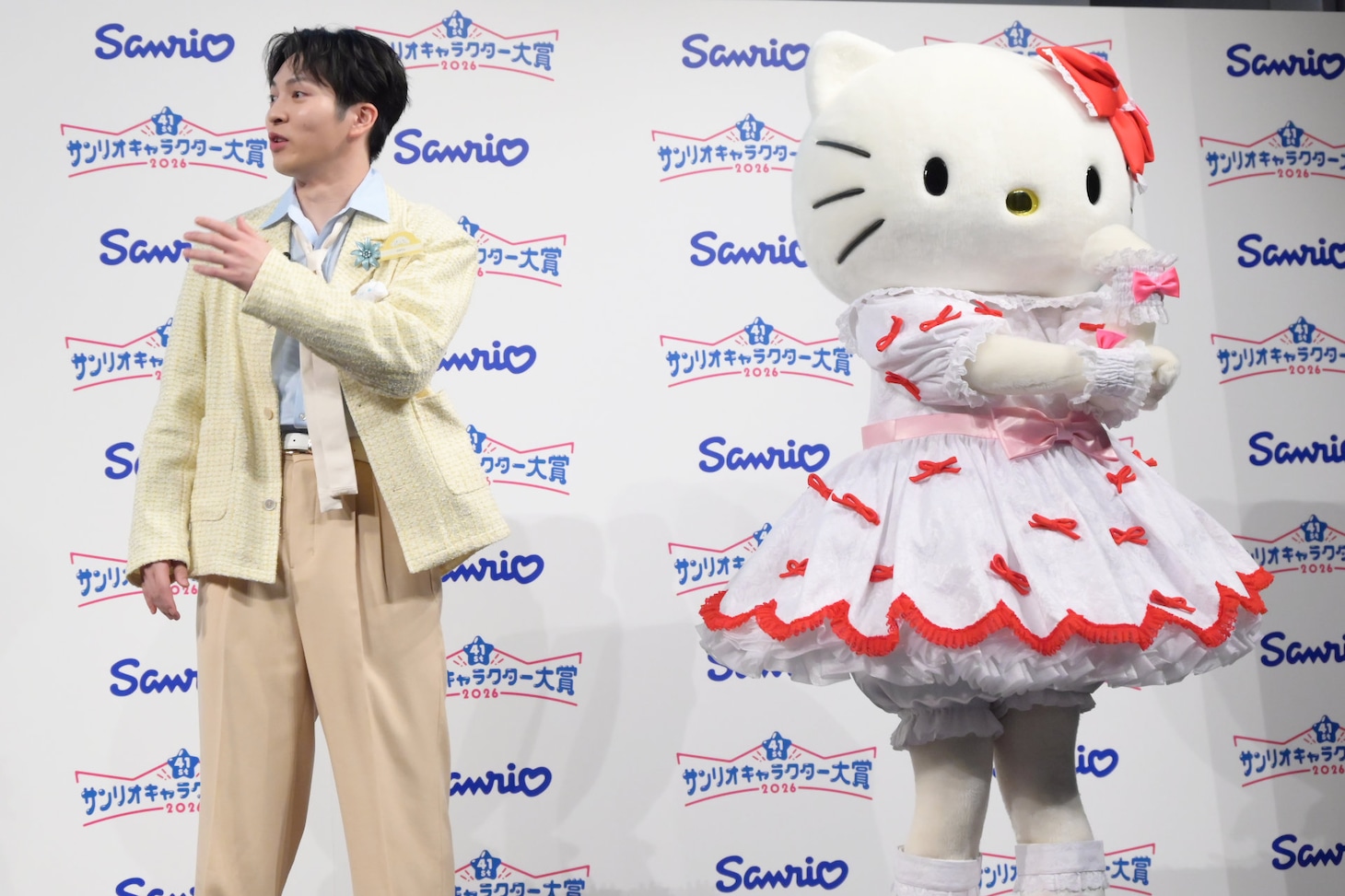 過去曲の振りを踊り出したハローキティに驚く吉田仁人（M!LK）。