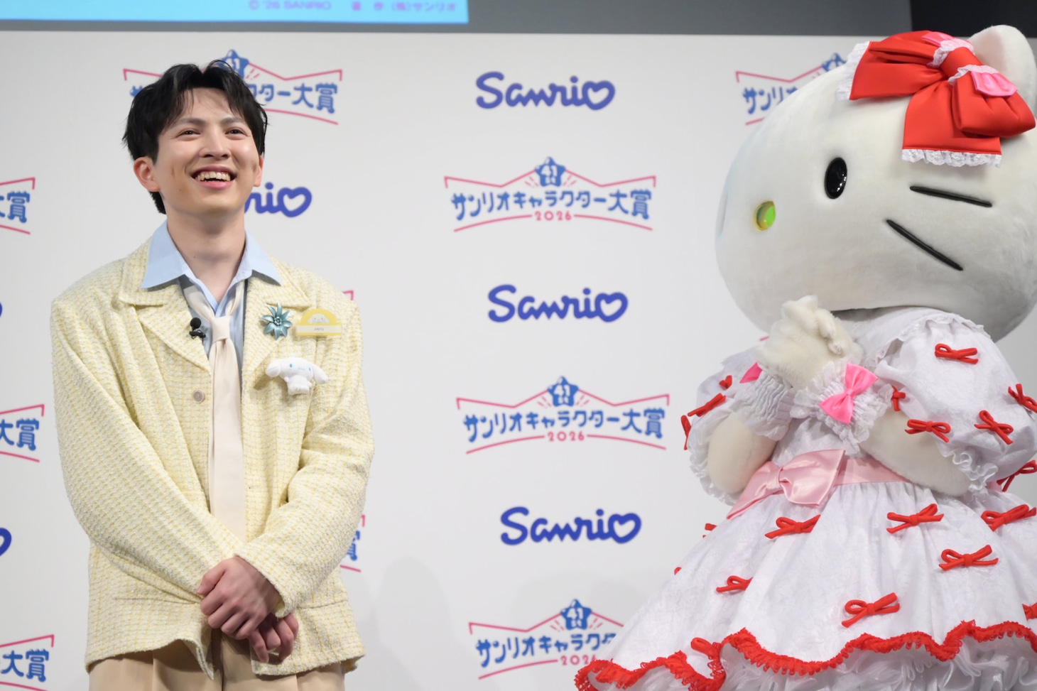 吉田仁人（M!LK）とハローキティ。