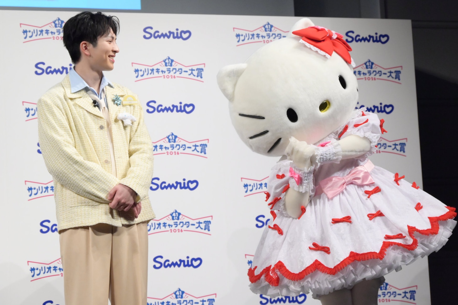 吉田仁人（M!LK）とハローキティ。