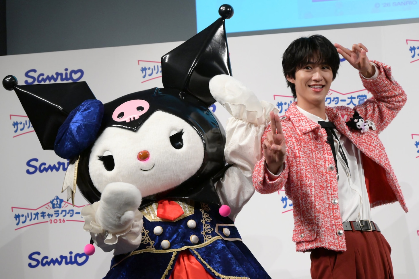 クロミと“滅！ポーズ”を決める曽野舜太（M!LK）。