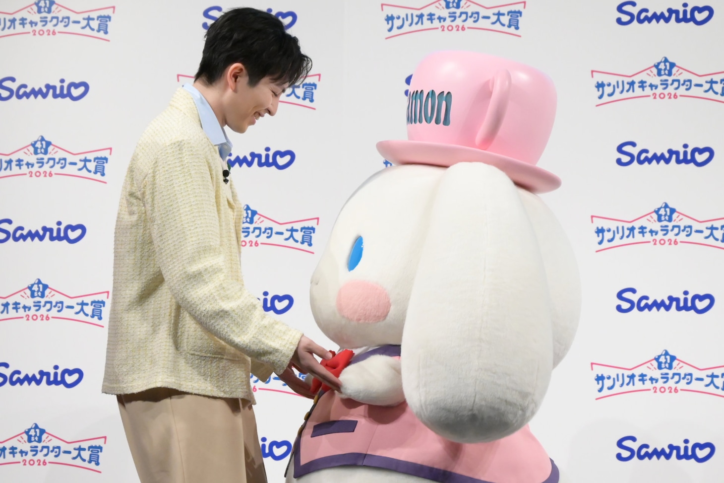 駆け寄ってきたシナモロールと手をつなぐ吉田仁人（M!LK）。