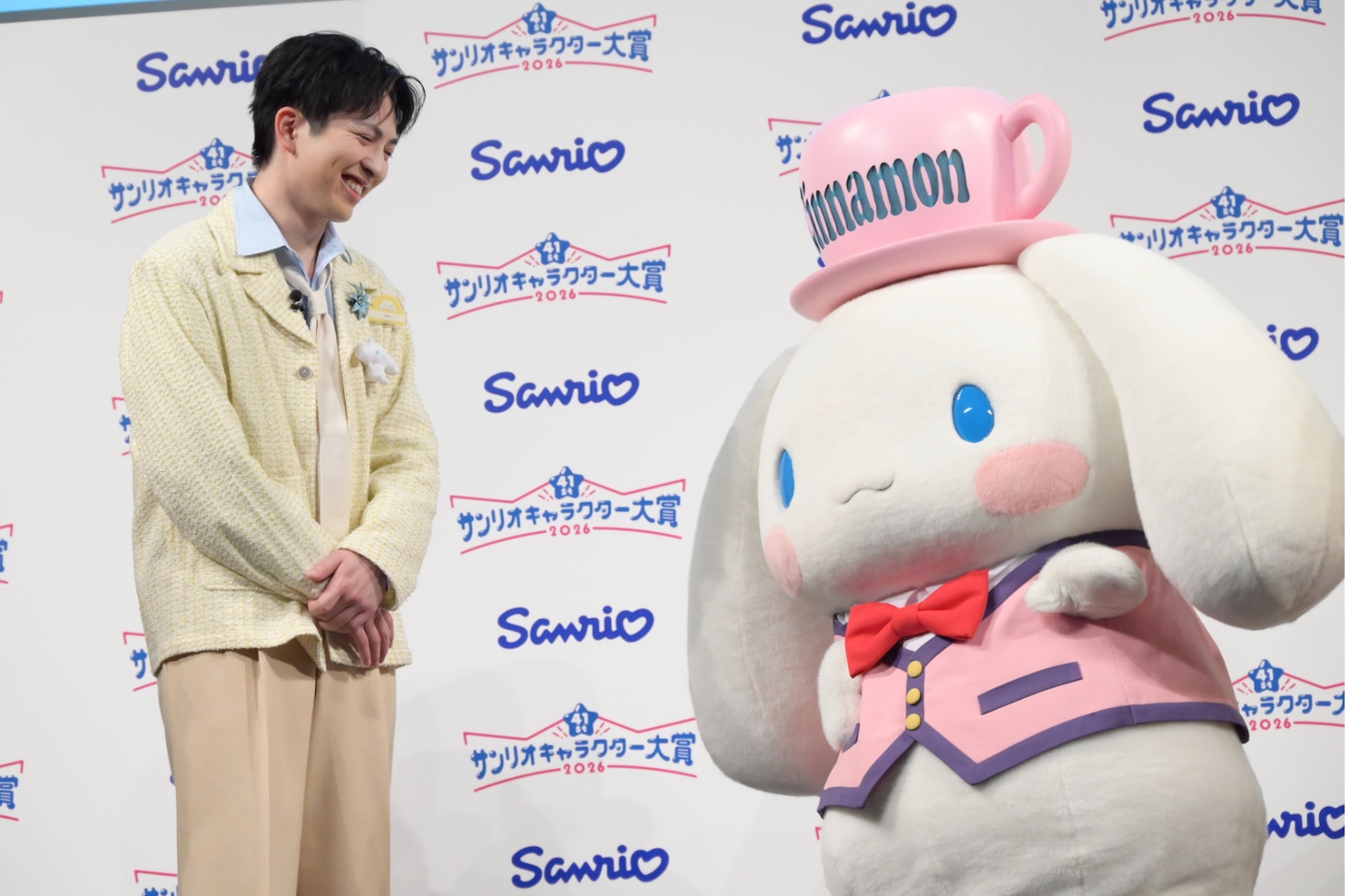 愛おしそうにシナモロールに笑いかける吉田仁人（M!LK）。