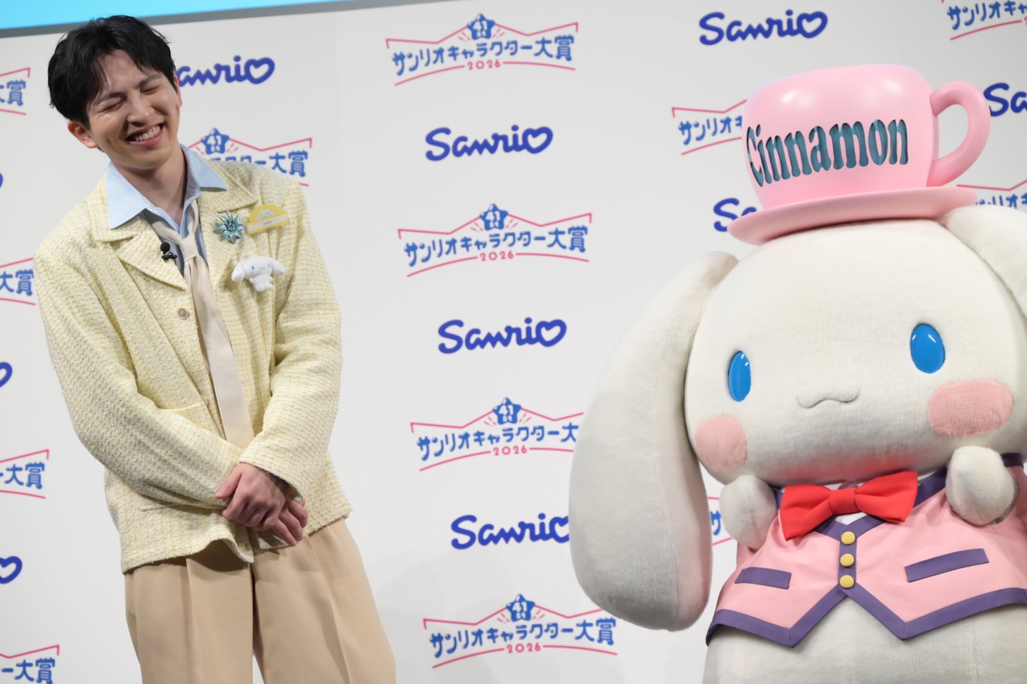 シナモロールのかわいさに打ちのめされた様子の吉田仁人（M!LK）。