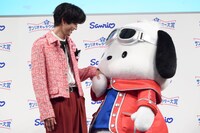 ポチャッコと手をつなぐ曽野舜太（M!LK）。