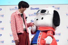 ポチャッコと手をつなぐ曽野舜太（M!LK）。