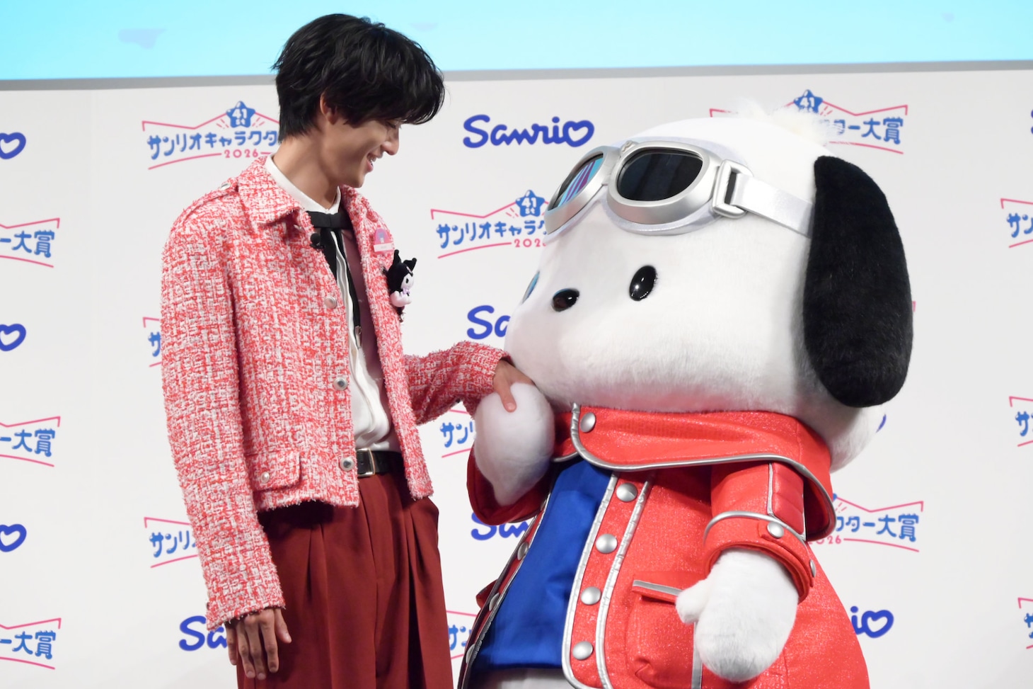 ポチャッコと手をつなぐ曽野舜太（M!LK）。