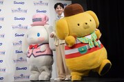 待ち時間、シナモロール＆ポムポムプリンと一緒にリズムに乗る吉田仁人（M!LK）。