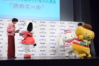 “決めエール”を考える曽野舜太＆ポチャッコの奥で、シナモロール＆ポムポムプリンと戯れる吉田仁人（M!LK）。
