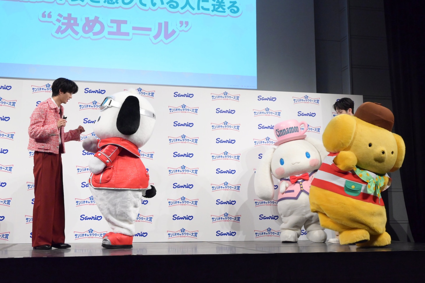 “決めエール”を考える曽野舜太＆ポチャッコの奥で、シナモロール＆ポムポムプリンと戯れる吉田仁人（M!LK）。