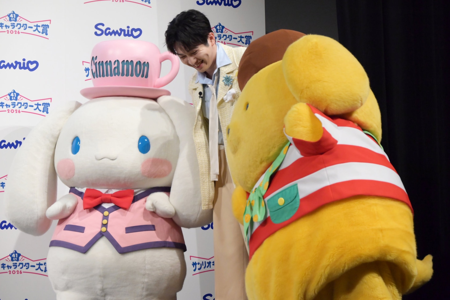 シナモロール＆ポムポムプリンにもみくちゃにされる吉田仁人（M!LK）。