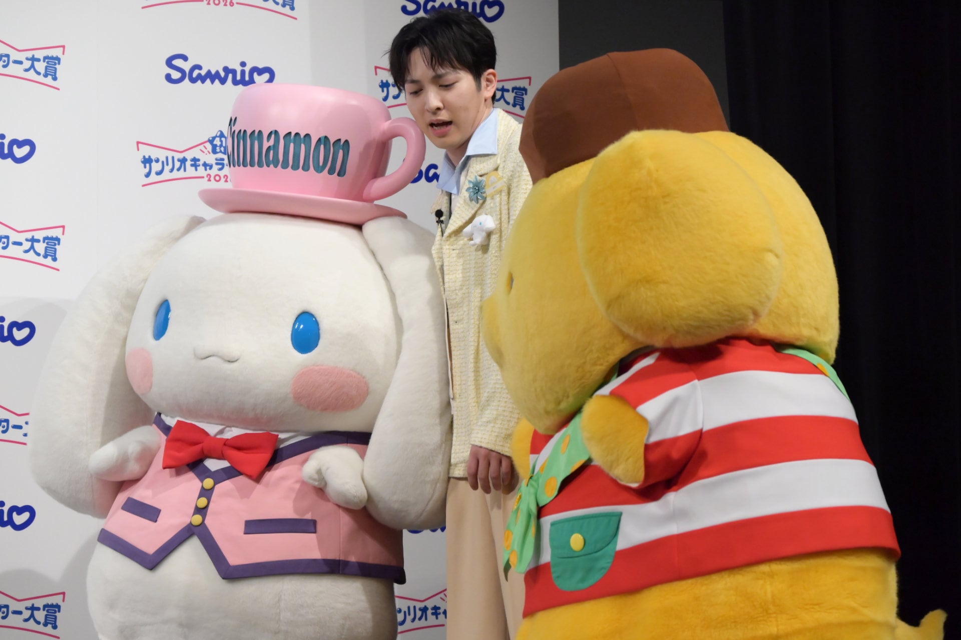 シナモロール＆ポムポムプリンにもみくちゃにされる吉田仁人（M!LK