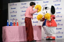 “決めエール”を考える曽野舜太（M!LK）とポチャッコ。