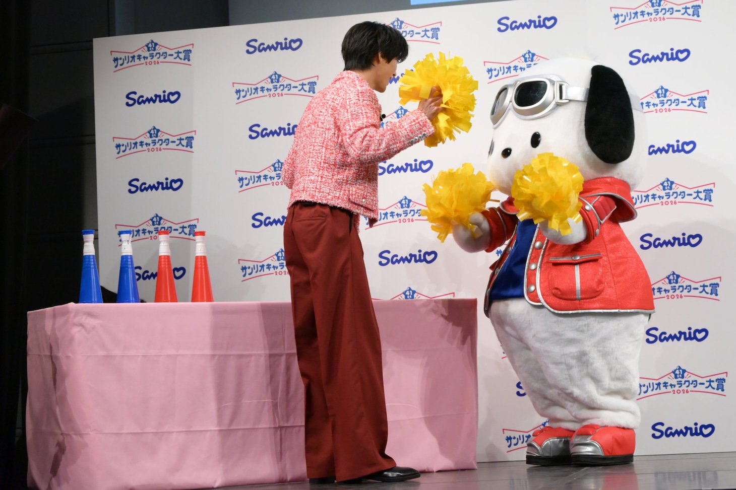 “決めエール”を考える曽野舜太（M!LK）とポチャッコ。