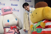 シナモロール＆ポムポムプリンとの戯れに笑ってしまう吉田仁人（M!LK）。