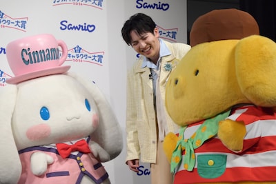 シナモロール＆ポムポムプリンとの戯れに笑ってしまう吉田仁人（M!LK）。