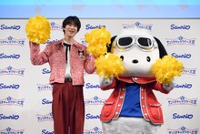 “決めエール”を披露する曽野舜太（M!LK）とポチャッコ。