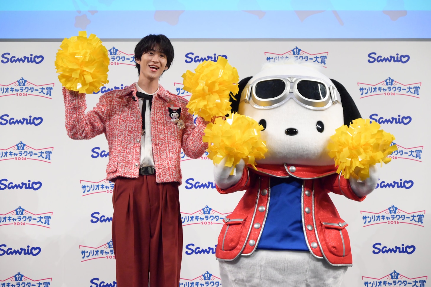 “決めエール”を披露する曽野舜太（M!LK）とポチャッコ。