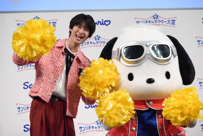 “決めエール”を披露する曽野舜太（M!LK）とポチャッコ。