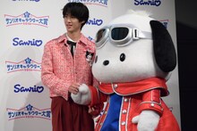 見守る曽野舜太（M!LK）とポチャッコ。