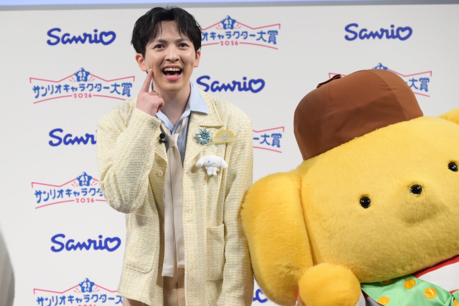 “決めエール”を披露するシナモロール、吉田仁人（M!LK）。