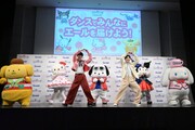「爆裂愛してる」を踊るM!LKとサンリオキャラクター。